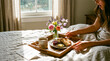 © Aromas - Desayuno especial en cama con flores y café para celebrar el Día de la Madre.