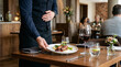 © InoStudiox - Service de restaurant avec serveur apportant un plat gastronomique