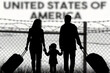 © studio v-zwoelf - A family is standing in front of the fence at the American border and wants to immigrate to USA