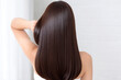 © YT - しなやかにまとまるロングヘアの美しい後ろ姿をクローズアップで捉えたビューティーイメージ、自然なツヤと指通りの良さ、なめらかな毛流れを表現したヘアケア・シャンプー・トリートメント・サロン広告向け人物素材