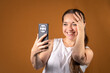 © Javier - Mujer feliz y contenta mirando con sorpresa la pantalla de su movil.