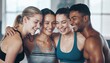 © Maxime - Groupe d'amis sportifs et souriants s'enlaçant après une séance d'entraînement en salle de sport