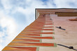 © PhotoMet - bordo e parete alta di un edificio visto dal basso verso l'alto