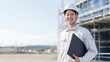 © Y Creative Stock - 建築現場で働く笑顔の男性現場監督。建設業の求人や企業案内向けのビジネスポートレート