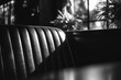 © pham - 晴れた午後のカフェで黒い椅子が置かれたテーブル