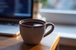 © pham - 日光の下でラップトップの近くで温かいコーヒー