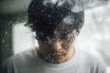 © pham - 屋内スペースで雨に覆われたガラスの後ろに立つ男性