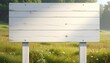 © Feryu - Weißes rustikales Holzschild auf einer sonnigen Wiese für Außenwerbung oder individuelle Nachrichten