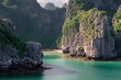 © pham - 人里離れた湾の急な崖は澄んだ海に囲まれています