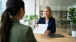 © InoStudiox - Entretien professionnel avec une candidate en entreprise moderne