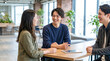 © Blue Studio - スタートアップ企業・ベンチャー企業のオフィスでミーティングと談笑をする男女スタッフ