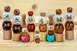 © ematon - Oggetti di legno : personaggi di fantasia con faccine emoticon