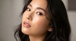 © Bismillah Creative - カメラ目線で微笑む美しいアジア人女性の顔のアップ