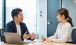 © Ran - 日本人ビジネスマンが会議室で1on1を行う