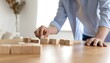 © EBG Stock Studio - Profesional organizando bloques de madera sobre mesa en concepto de estrategia y planificación