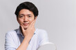© Hiroba Studio - スキンケア後に顔の肌に手を添えカメラ目線で満足感と自信を見せる30代の男性