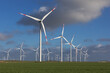© Thorsten Schier - Windräder in einem Windpark bei Reußenköge an der Nordsee in Nordfriesland, Schleswig-Holstein, Deutschland, bei teilweise bewölktem Himmel.