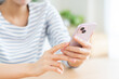 © pain au chocolat - スマホを使う若い女性の手元