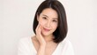 © AiPhoto - 手を頬に当てて微笑む40代女性のビューティーポートレート