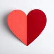 © theshooter - Corazón de papel rojo sobre fondo blanco, composición minimalista, símbolo de amor, equilibrio emocional, salud, bienestar, San Valentín y relaciones humanas