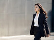 © eunhi - Confident City Stride Power Woman 도심 속 당당한 걸음의 파워 비즈니스 우먼