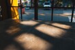 © pham - 街の木のテーブルに影を落とす日光