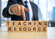 © magele-picture - Teaching resource - Geschäftsmann zeigt auf den Text 'Teaching resource'