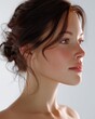 © Flower images - 横顔の若い女性の美しい肌と繊細な表情。美容やスキンケア、ファッション関連の広告や記事に最適なイメージ