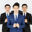© Maxime - Équipe d'hommes d'affaires en costume posant avec détermination