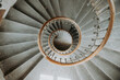 © Alexandre - Vue plongeante d'un escalier en colimaçon ancien avec rampe en bois