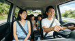 © maaagram - 車でドライブを楽しむ笑顔の日本人家族 4人家族 旅行 Generative AI