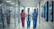 © Tejjaz - Profissionais de saúde caminhando e conversando em um corredor de hospital moderno.