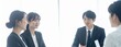 © 健 板澤 - 明るくモダンなオフィスで打合せをする会社員のイメージ画像