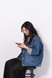 © peach100 - 携帯電話を使う女性