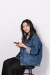 © peach100 - 携帯電話を使う女性