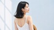 © AiPhoto - 麦わら帽子を手に持ち白い背景で振り返る女性の後ろ姿