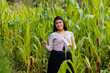 © Yoel Garay - Campesina atractiva con hilada en la mano y ropa tradicional.Costumbres ancestrales del campo peruano. Tradición, cultura y vida rural andina.Quechua .