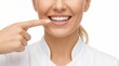 © Olga Ко - Nahaufnahme einer lächelnden Frau, die auf ihre perfekten weißen Zähne zeigt, Dentalpflege