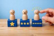 © Jumpei - 評価星の違いで満足度を比較し指で選ばれる最高評価を示すレビューとフィードバックのイメージ