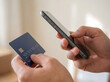 © Felipe - Persona usando teléfono inteligente y tarjeta de crédito para aplicación de banca móvil y pago sin contacto. Estilo de vida moderno y gestión financiera usando teléfono móvil y tarjeta de crédito