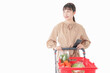 © maroke - スーパーで食料品の買い物をする若い女性