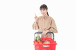 © maroke - スーパーで指をさす若い女性