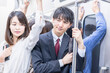 © maroke - 満員電車で通勤をするビジネスパーソン