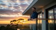 © Niken Elsi - Man op balkon bewondert zonsondergang en de lucht, genietend van de buitenlucht en ontspanning.