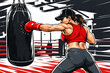 © PANDORA ILARE - immagine in stile fumetto di una donna con un fisico scolpito che si allena in un palestra di boxe tirando pugni, comic-style image of a woman with a sculpted physique training in a boxing gym throwin