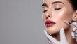 © AliceHere - Primer plano de una mujer joven recibiendo inyecciones cosméticas faciales y relleno de labios por un profesional de la salud, ideal para conceptos de medicina estética, dermatología y tratamientos de