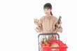 © maroke - スーパーで食品の原産地を調べる若い女性