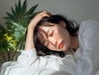 © Jumpei - 白いシャツを着て柔らかな光の中で目を閉じリラックスする美しい髪の女性のポートレート