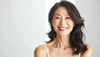© Diamond Fuji - 白い背景の前で美しく微笑む50代の日本人女性・ツヤのあるダークヘアが映えるヘルシー美容ポートレート
