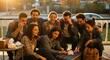 © Sutatik  - Un groupe d'amis qui rient et passent du temps ensemble dehors par une journée ensoleillée